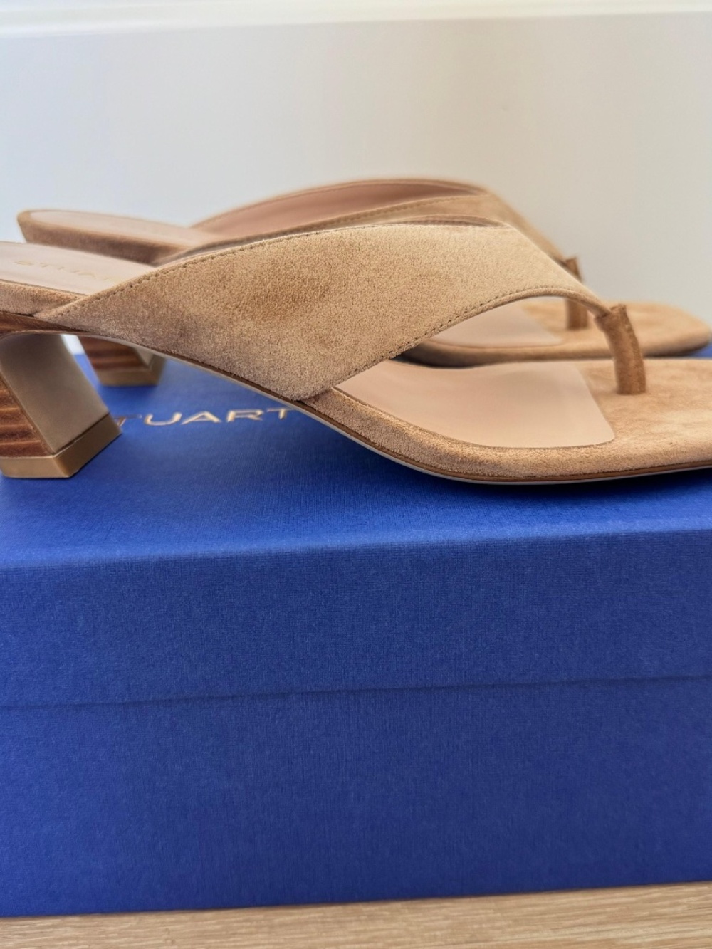 NWT Stuart Weitzman Stassi Thong 50 New Camel Suede Heeled Sandals Size 7 - Picture 5 of 6